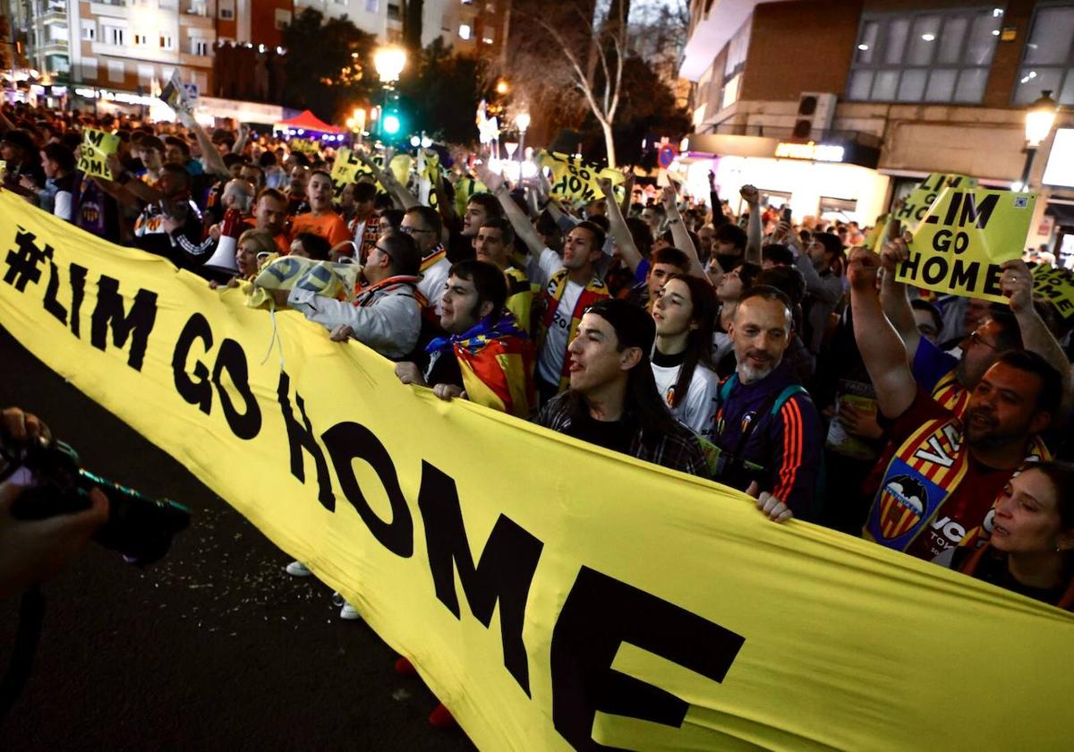 Los aficionados del Valencia, durante la protesta en los alrededores de Mestalla.