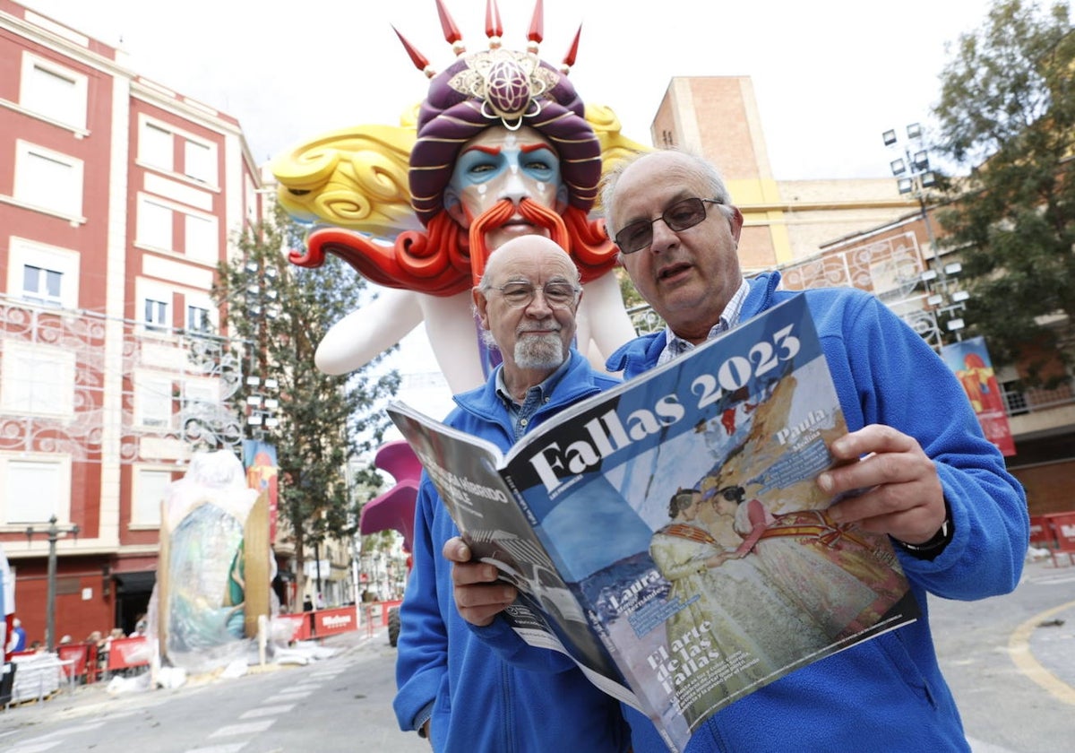 Dos hombres disfrutan leyendo el Extra de Fallas de LAS PROVINCIAS