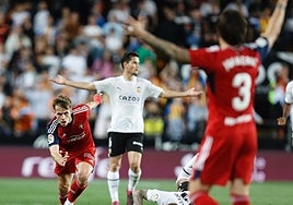 Los jugadores del Valencia protestaron a Iglesias Villanueva.