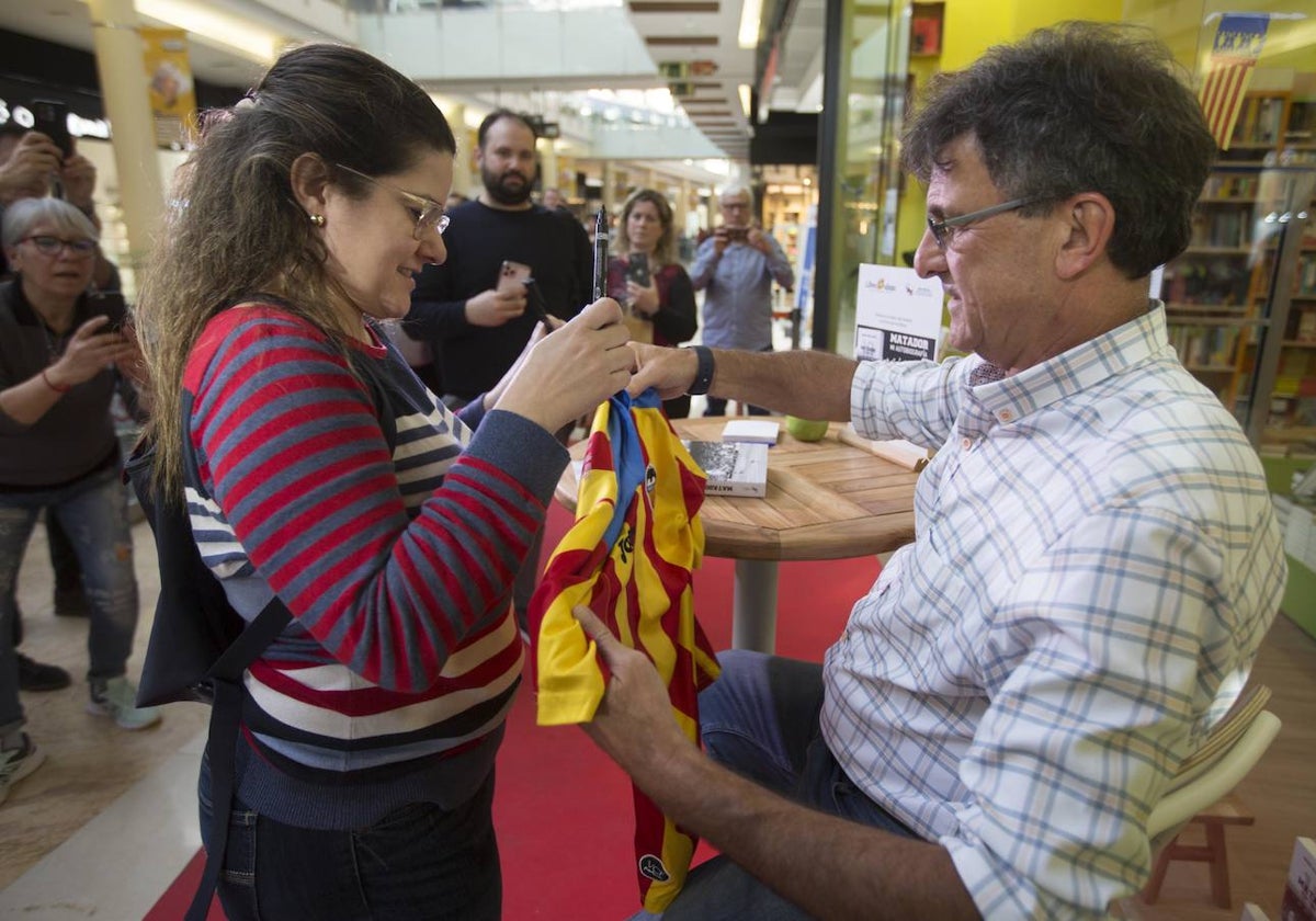 Mario Kempes, el día de la firma de ejemplares.