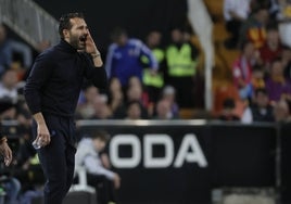 Rubén Baraja grita a sus jugadores durante el encuentro contra Osasuna.