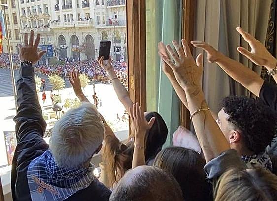 Selfie fallero de los tiktokers con Ribó