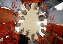 Las jugadoras del Valencia Basket posan en L'Alqueria antes de viajar a Schio.