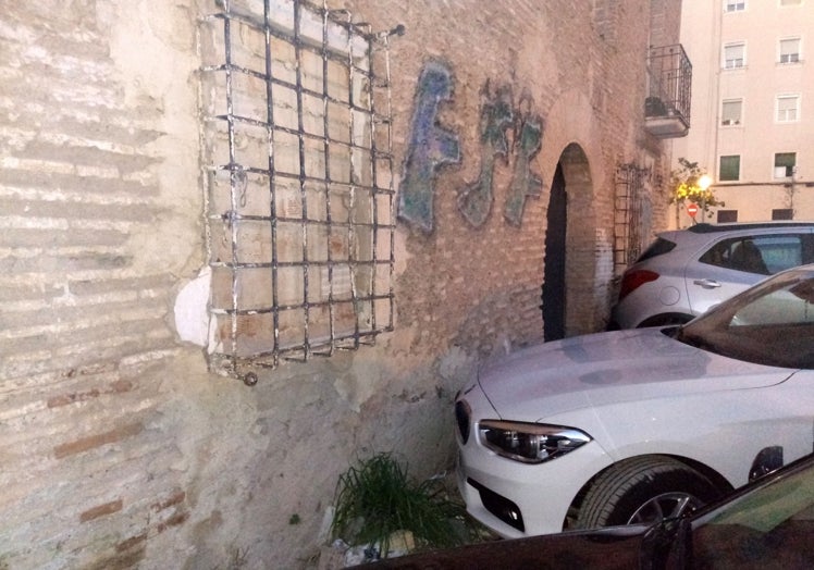 Coches aparcados junto a los muros protegidos de la alquería de Ponsa.