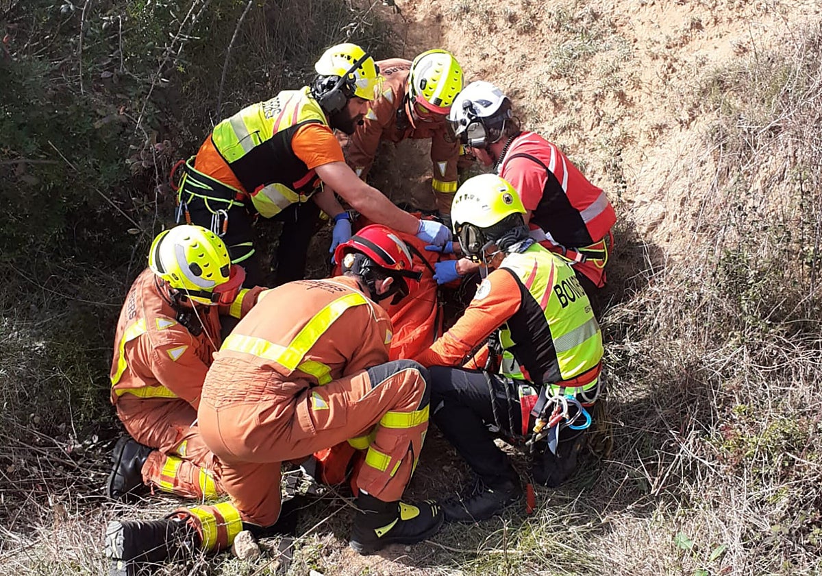 Atención a la mujer en el barranco.