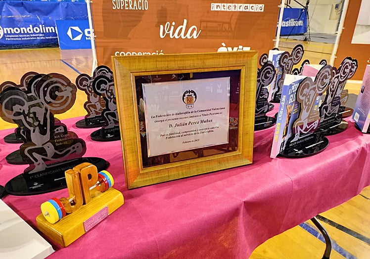 Placa homenaje al impulsor de la halterofilia en Alzira, Julián Perea.