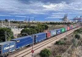 Un tren con destino al puerto de Valencia.