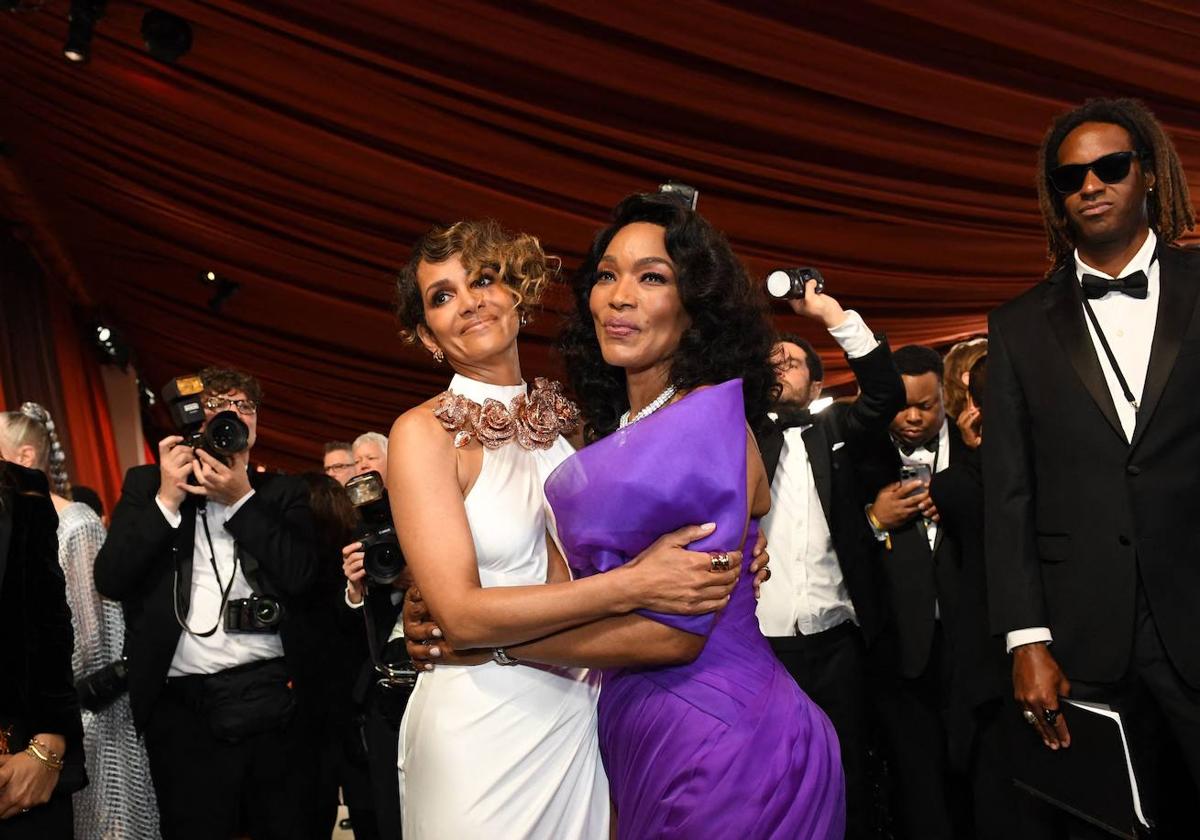 Angela Bassett posa en la gala de los Oscar