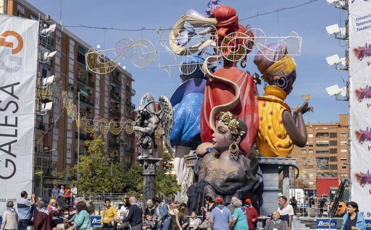 Imagen principal - Piezas de la falla L'Antiga de Campanar. 