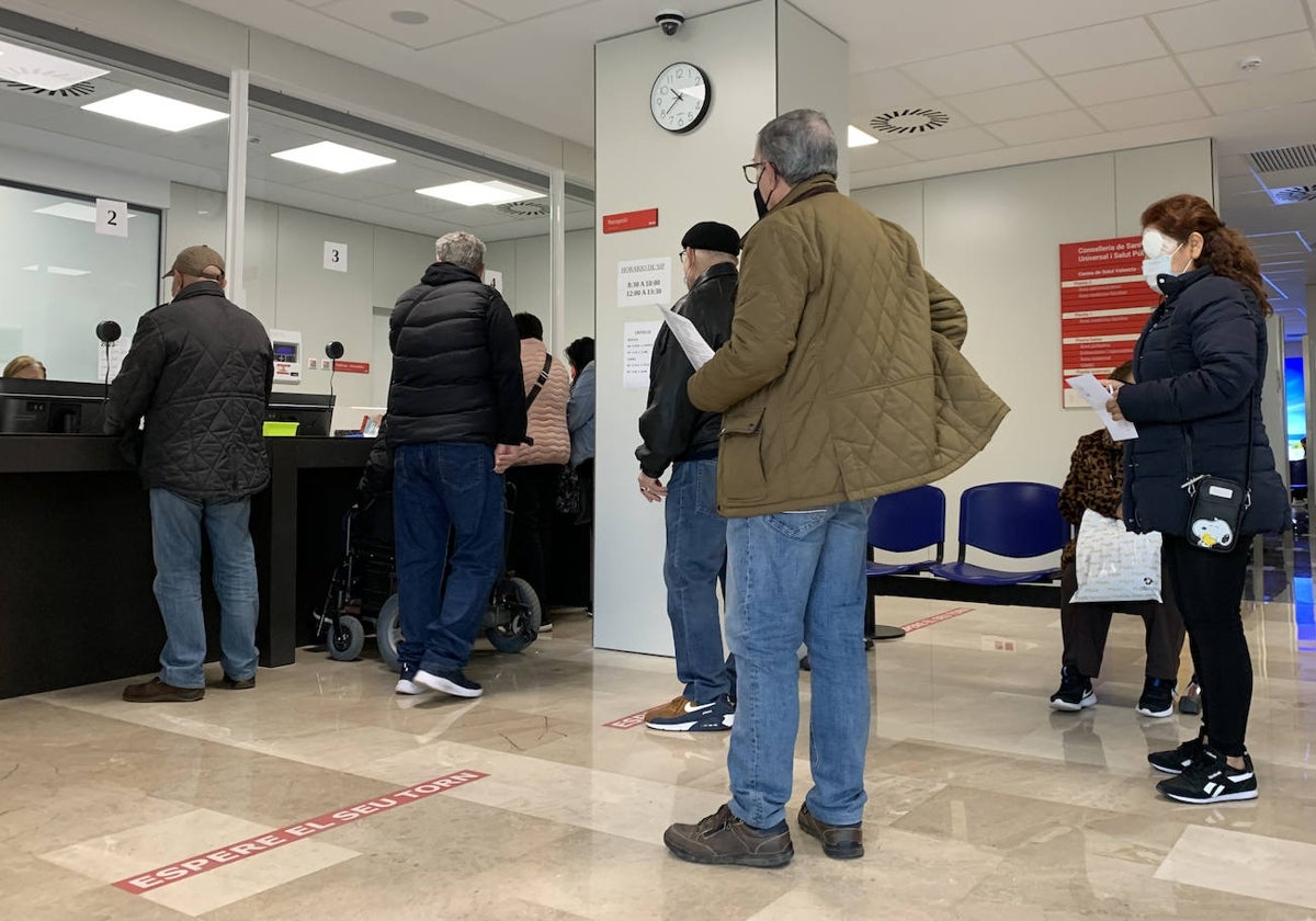 Unos pacientes esperan en un centro de salud.