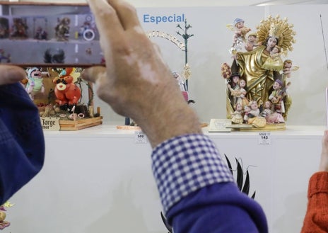 Imagen secundaria 1 - Un visitante retratando la escena bucólica de La Albufera de Almirante Cadarso; imagen de la Virgen de Plaza de la Reina y propuesta de Duque de Gaeta. 