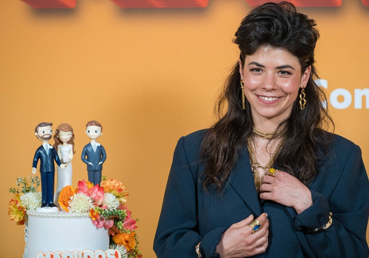 Lucía Alemany con una tarta promocional de la película 'Mari(dos)'.