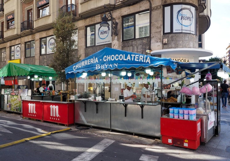 Varios locales del mercadillo, junto a establecimientos comerciales, este martes.