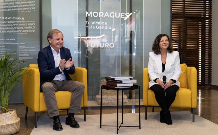 Imagen principal - Juan Carlos Moragues en la presentación de Beltrán; el candidato con la conservadora y Ximo Mas, y la experta en arte junto a algunos de sus libros.