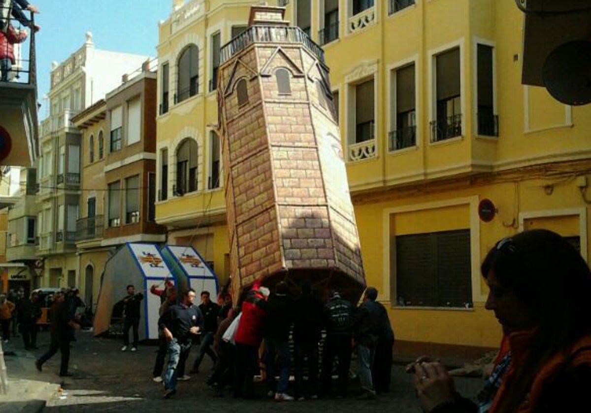 Falla alzada 'al tomb' durante el 75 aniversario.