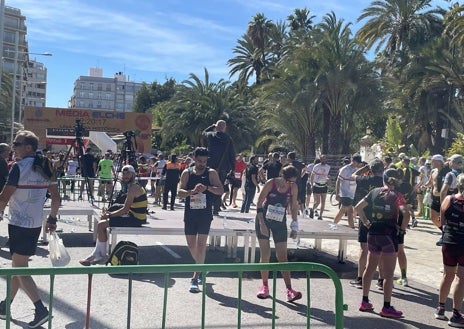 Imagen secundaria 1 - En meta los voluntarios y gente de la organización se esforzaba por atender a los corredores que llegaban aún ajenos a la tragedia.