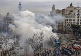 Imagen de archivo de una mascletà durante estas Fallas