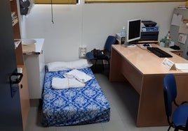 Cama improvisada donde duermen los médicos de guardia.