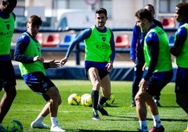 Soldado y Postigo entrenando ayer en la Ciudad Deportiva de Buñol.