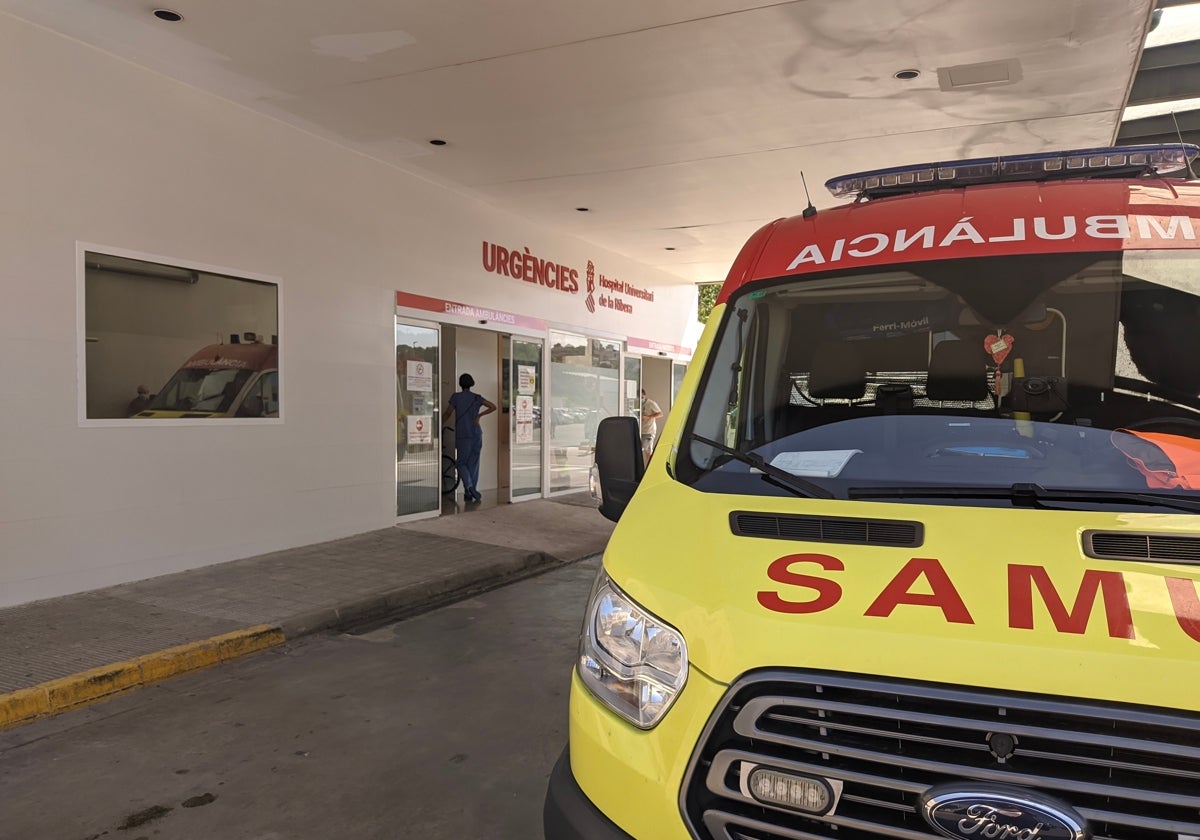 El herido ha sido trasladado al hospital de la Ribera.