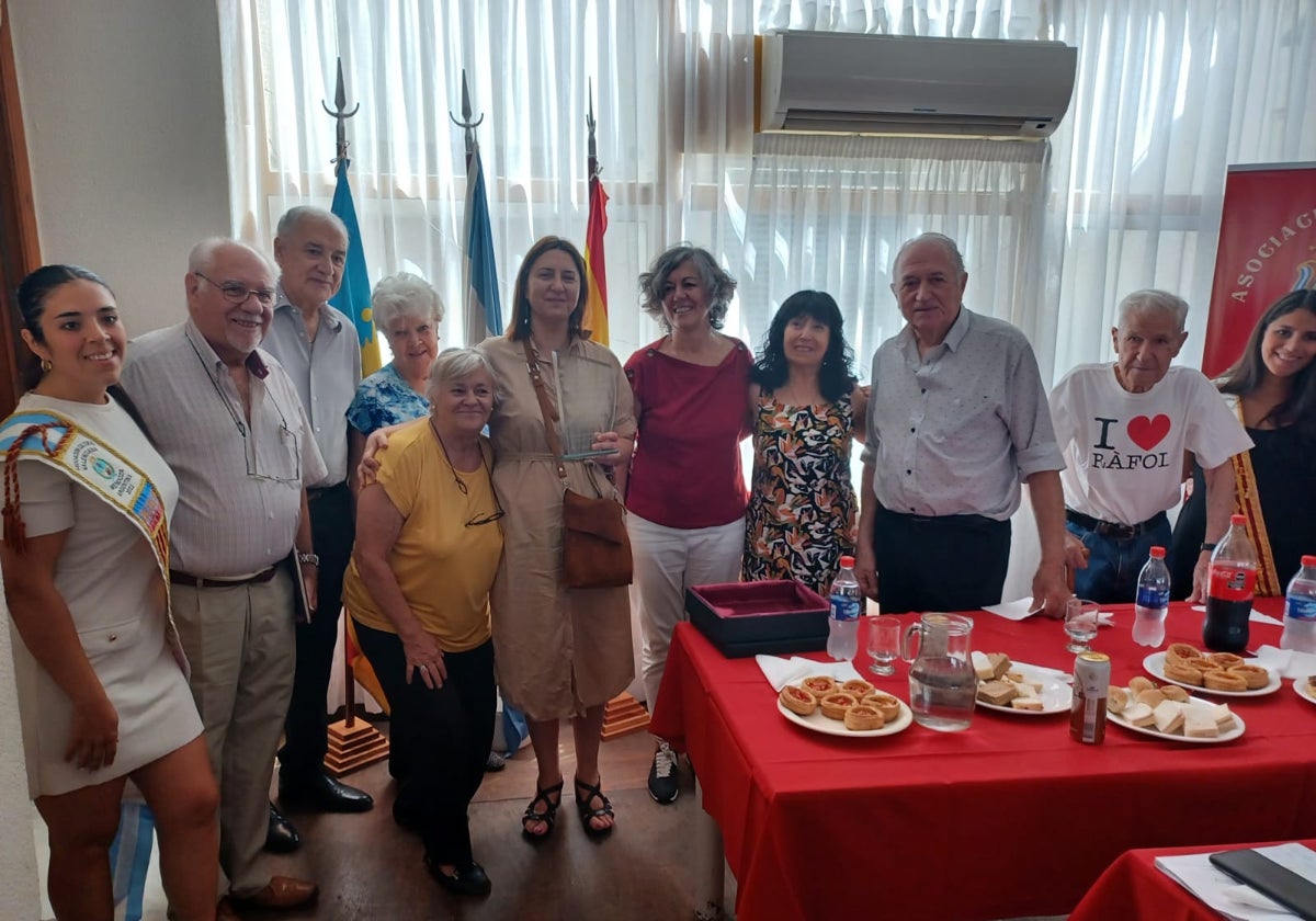 Pérez Garijo y la directora general de Participación, Mariaje Pérez, con miembros de la Asociación Cultural Valenciana de Mendoza, Argentina.