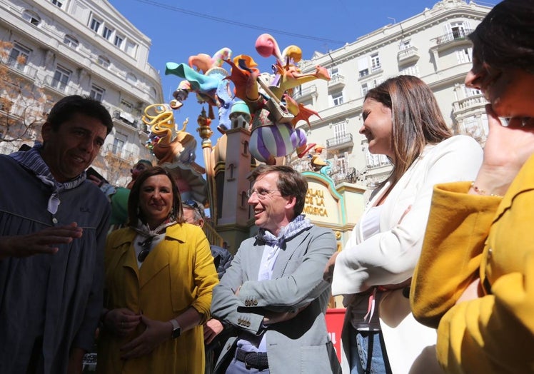 Visita de los representantes del PP, en la falla de Almirante Cadarso.