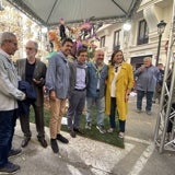 Posado de los representantes populares junto a la falla infantil.