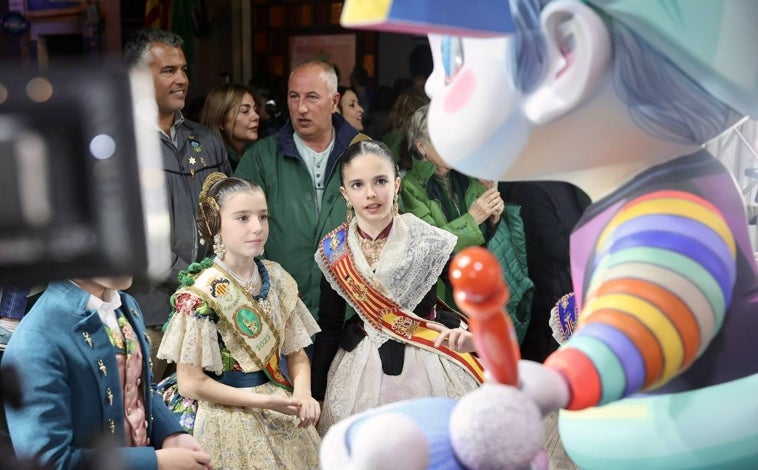 Imagen principal - Visita de Paula Nieto (FMIV 2023) y su corte, a la falla Convento Jerusalén. 