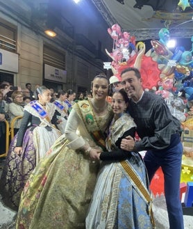 Imagen secundaria 2 - Celebraciones en el casal, y Esther Bendicho con su prima Daniela Segura, corte infantil, y Francisco Segura, presidente de Convento. 