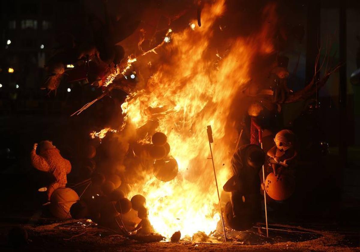 La cremà es el acto que pone punto y final a las Fallas.