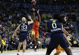 Chris Jones lanzando a canasta durante el partido de ida en Turquía.