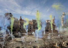 Mascletà en la plaza del Ayuntamiento de Valencia.