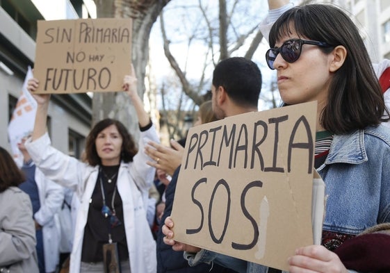 Concentración de médicos frente a la Conselleria de Sanidad.