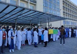 Una protesta a las puertas del hospital de la Ribera.