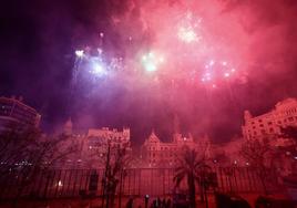 Una espectacular Alba de les Falles en la plaza del Ayuntamiento