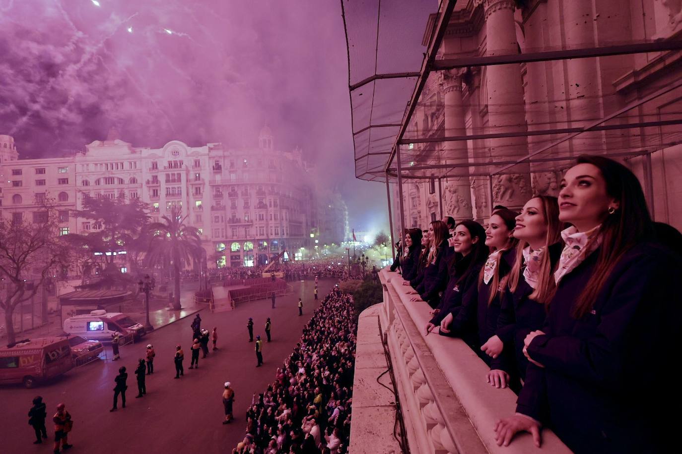 Una espectacular Alba de les Falles en la plaza del Ayuntamiento