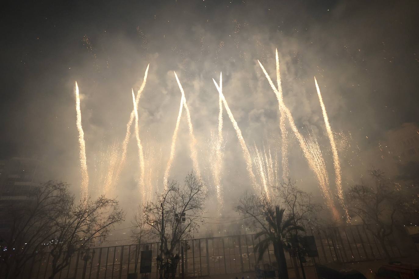 Una espectacular Alba de les Falles en la plaza del Ayuntamiento