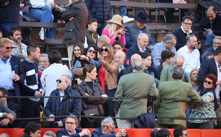 Imagen principal - La sociedad valenciana ha llenado los tendidos de la Plaza de Toros de Valencia.