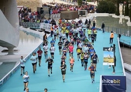 Un momento del Maratón Valencia Trinidad Alfonso, con un grupo de corredores entrando en la pasarela de meta.