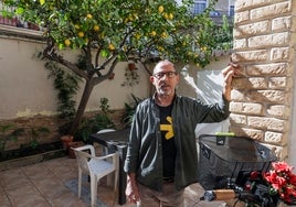 Fernando posa en el patio de su casa, presidido por un limonero.