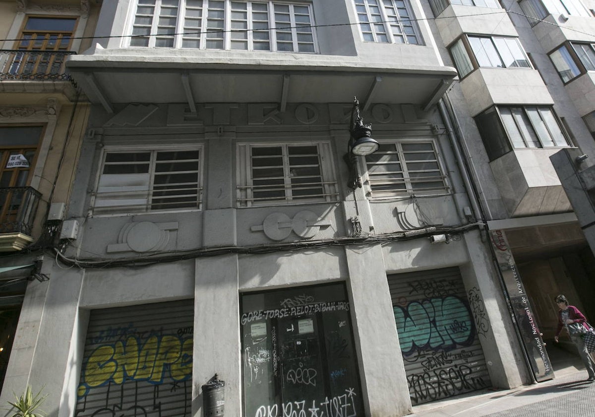 Fachada del antiguo cine Metropol, en la calle Hernán Cortés de Valencia.