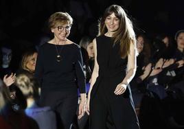 Isabel Sanchis y su hija, Paula Maiques, al finalizar el desfile en la Mercedes Benz Fashion Week Madrid, y donde se alzaron con el premio a la mejor colección.