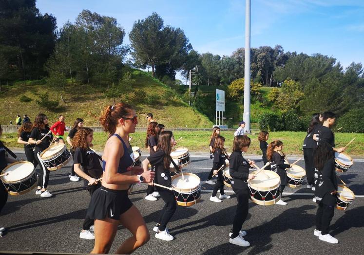 Momentos en la carrera con gente animando