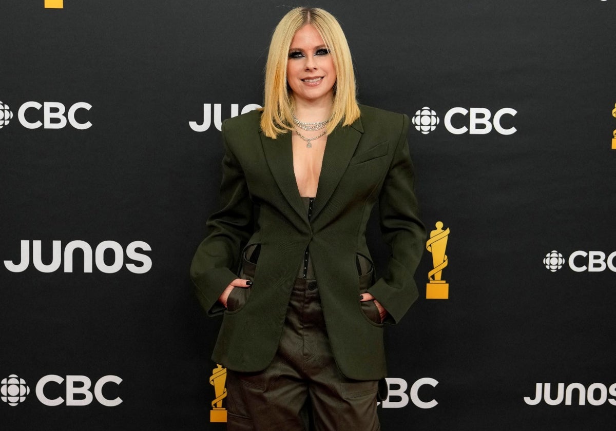 La cantante y compositora Abril Lavigne en la alfombra roja de la Academia canadiense de las Artes y las Ciencias.