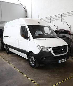 Imagen secundaria 2 - Autoprima estrena nuevo servicio taller de furgonetas Mercedes-Benz en Valencia