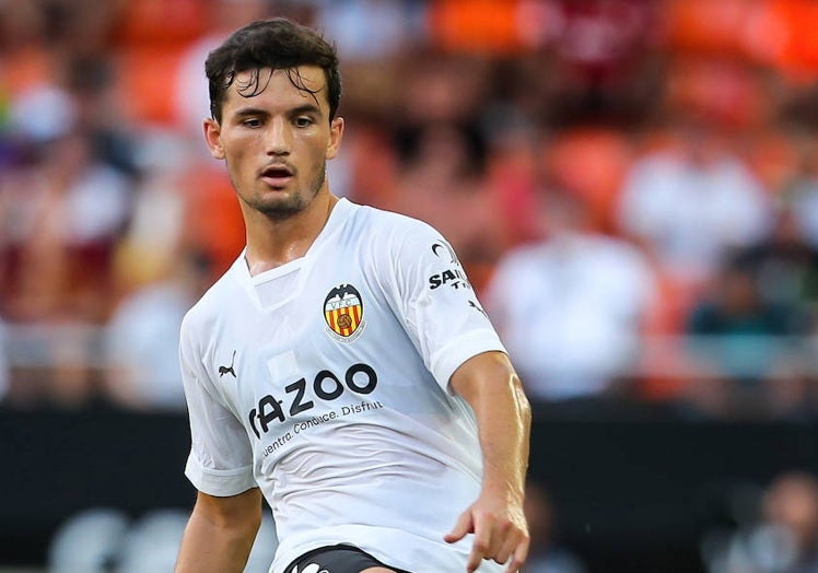 Hugo Guillamón, durante un partido con el Valencia esta temporada.