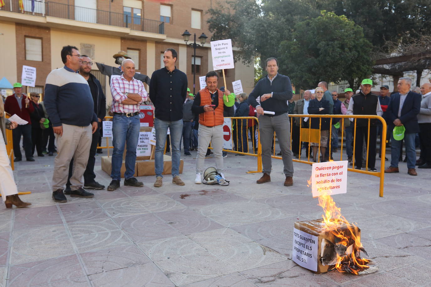 Agricultores protestan por el precio de las expropiaciones de los terrenos de Volkswagen Sagunto