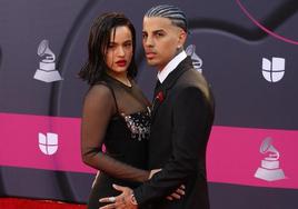 Rauw Alejandro y Rosalía posan en la alfombra roja durante los Premios Grammy Latinos.