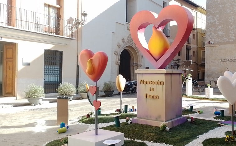 Imagen principal - Arriba, monumento grande de comisión Cid-Plaza Trinitat; en medio la infantil de Passeig-Carenal Serra y abajo la infantil de Cid-Trinitat.