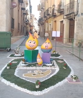 Imagen secundaria 2 - Arriba, monumento grande de comisión Cid-Plaza Trinitat; en medio la infantil de Passeig-Carenal Serra y abajo la infantil de Cid-Trinitat.